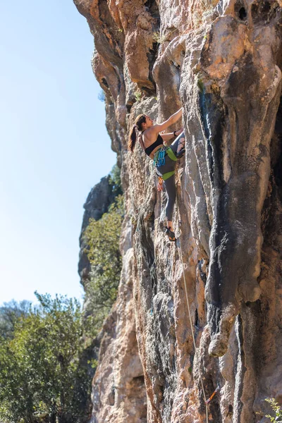 Bir Kadın Kayaya Tırmanıyor Doğal Arazide Eğitim Olağanüstü Bir Spor — Stok fotoğraf