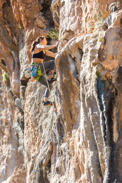 Bir Kadın Kayaya Tırmanıyor Doğal Arazide Eğitim Olağanüstü Bir Spor — Stok fotoğraf