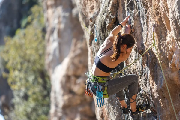 Uma Mulher Sobe Rocha Treinamento Terreno Natural Desporto Extremo Alpinista — Fotografia de Stock