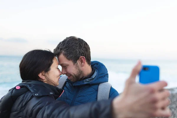 Mężczyzna Kobieta Całują Się Plaży Kochankowie Robią Sobie Selfie Nad — Zdjęcie stockowe