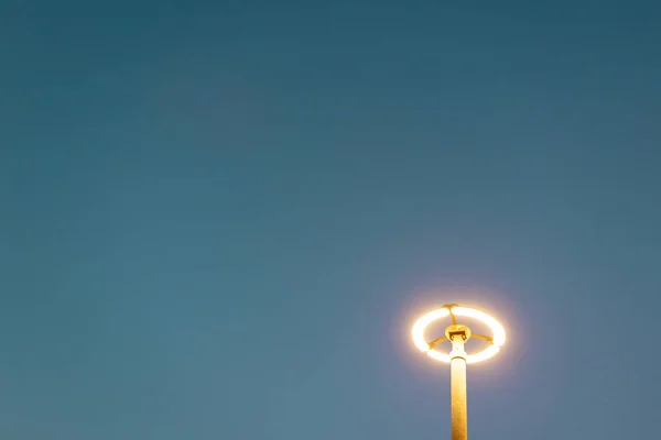 Verlichting Van Nachtstad Lantaarn Tegen Achtergrond Van Nachtelijke Hemel — Stockfoto