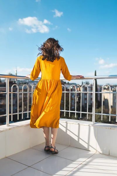 Ein Mädchen Einem Gelben Kleid Steht Bei Starkem Wind Auf — Stockfoto