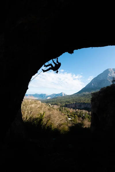 Rock Climber Climbs Difficult Route Rock Form Arch Strong Athlete — Stock Photo, Image