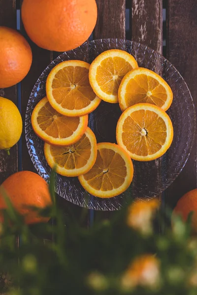 Plate Oranges Wooden Table Citrus Slices Fresh Fruits Oranges Lemons — Stock Photo, Image