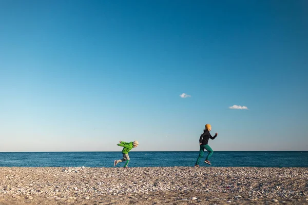 Ένα Παιδί Μητέρα Του Τρέχει Κατά Μήκος Της Παραλίας Μια — Φωτογραφία Αρχείου