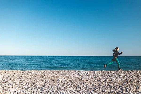 Ένα Κορίτσι Ένα Πρωινό Τρέξιμο Μια Γυναίκα Πηγαίνει Για Σπορ — Φωτογραφία Αρχείου