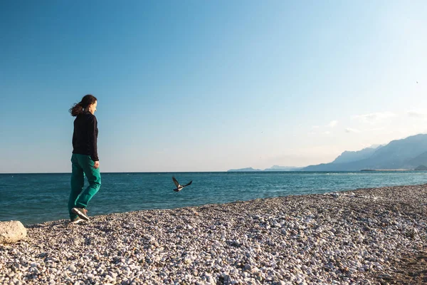 Una Ragazza Cammina Sola Lungo Spiaggia Una Donna Guarda Mare — Foto Stock