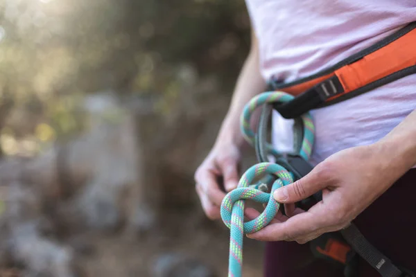 Rock Climber Prepares Equipment Climbing Woman Holds Rope Her Hands — Stock Photo, Image