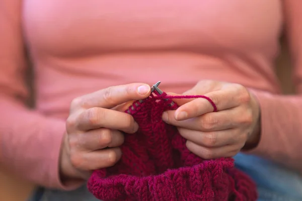 Mulher Está Tricotando Mãos Femininas Close Uma Mulher Está Envolvida — Fotografia de Stock