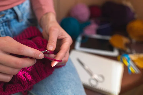 Mulher Está Tricotando Mãos Femininas Close Uma Mulher Está Envolvida — Fotografia de Stock