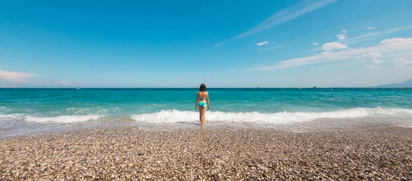 Una Donna Cammina Lungo Spiaggia Antalya Una Ragazza Costume Bagno — Foto Stock
