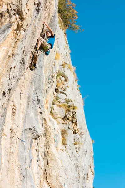 Hombre Fuerte Sube Una Roca Gran Altitud Escalador Entrena Las — Foto de Stock
