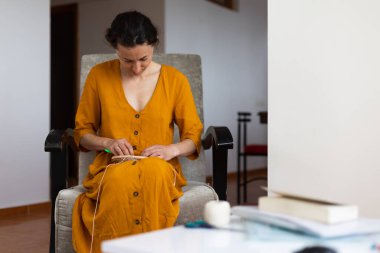 Kadın ipliklerden, ev dekorasyonundan, el yapımı tılsımlardan rüya yakalayıcı yapıyor.