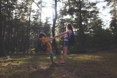 Parkta çocuklu bir anne, oğluyla vakit geçiren bir kadın, anneler günü, ormanda annesiyle yürüyen bir çocuk.