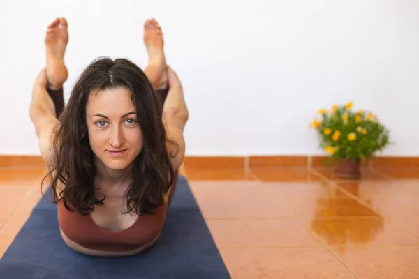 Kadın Evde Yoga Yapıyor Zayıf Kız Egzersiz Yapıyor Esneme Egzersizleri — Stok fotoğraf