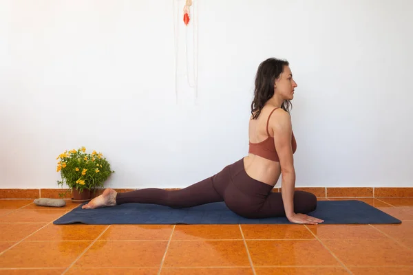 Woman Doing Yoga Home Slim Girl Doing Exercises Stretching Exercises —  Fotos de Stock