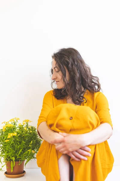 Žena Květináč Květinou Usmívající Dívka Žlutých Šatech Sedí Pozadí Bílé — Stock fotografie