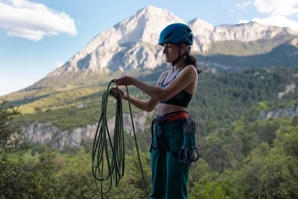 Woman Helmet Coils Rope Background Large Mountain Rock Climber Prepares — Foto de Stock