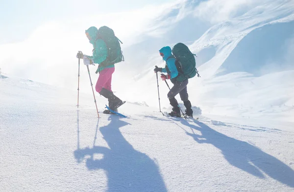 Två Kvinnor Går Snöskor Snön Vintervandring Två Personer Bergen Vintern — Stockfoto