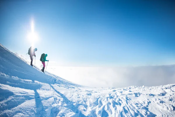 Šplhání Zasněženou Horu Dvě Ženy Zimě Trekking Horolezci Vylézt Vrchol — Stock fotografie