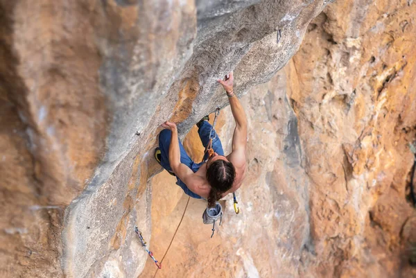 Strong Man Climbs Difficult Climbing Route Rock Climbing Olympic Sport — Foto de Stock