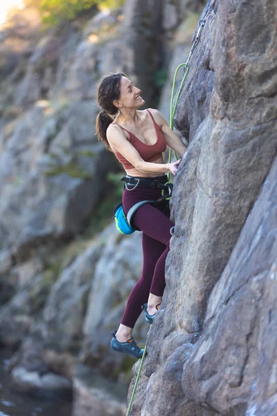 美しい女の子が岩に登る 自然の中でスポーツクライミング 極端なスポーツだ フィットネスとビュート — ストック写真