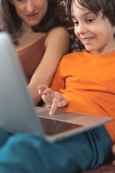 Een Vrouw Met Een Kind Zit Achter Een Laptop Een — Stockfoto