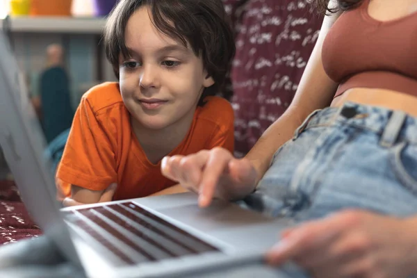 Een Vrouw Met Een Kind Zit Achter Een Laptop Een — Stockfoto