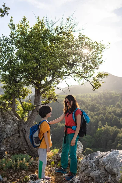 Mulher Uma Criança Amanhecer Topo Uma Montanha Uma Bela Paisagem — Fotografia de Stock