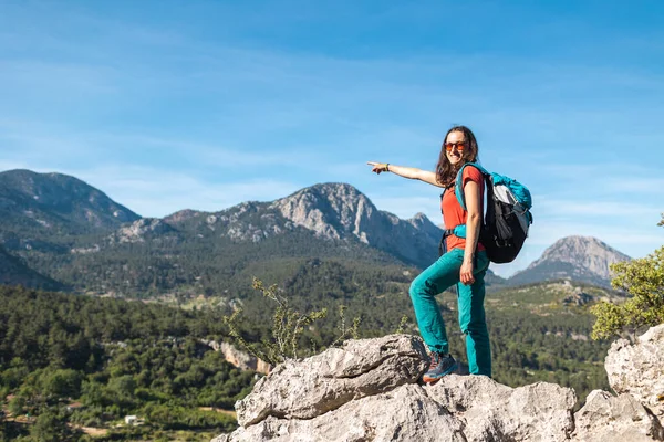 Young Woman Backpack Climbed Top Mountain Shows Her Hand Distance — ストック写真