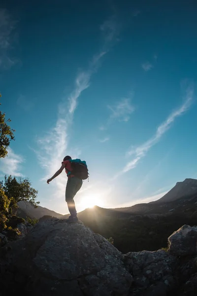 Woman Backpack Climbs Top Hiking Mountains Success Achieving Goal Silhouette — стоковое фото