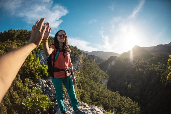 Woman Backpack Climbed Top Mountain Gives High Five Hiking Mountains — Stock Photo, Image