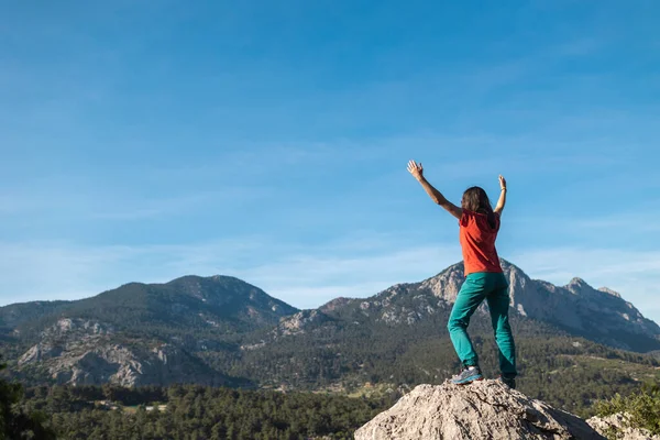 Eine Junge Frau Erklomm Den Gipfel Des Berges Und Streckte — Stockfoto
