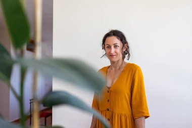 Ev bitkileriyle dolu bir odada bir kadının portresi, çiçeklerle ilgilenen bir kız, bir ev bahçesi.