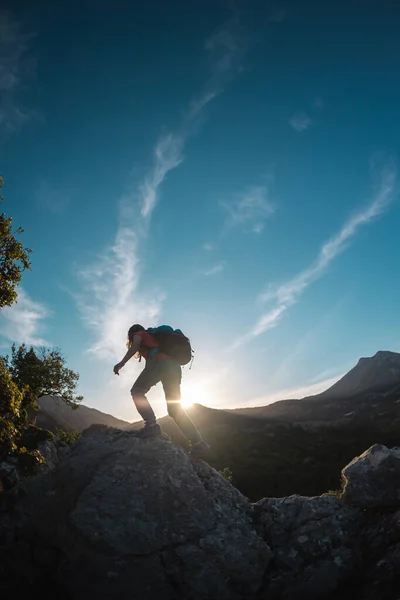 Woman Backpack Climbs Top Hiking Mountains Success Achieving Goal Silhouette — стоковое фото