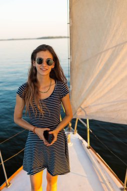 Yatta seyahat ederken gözlüklü genç bir kızın portresi.