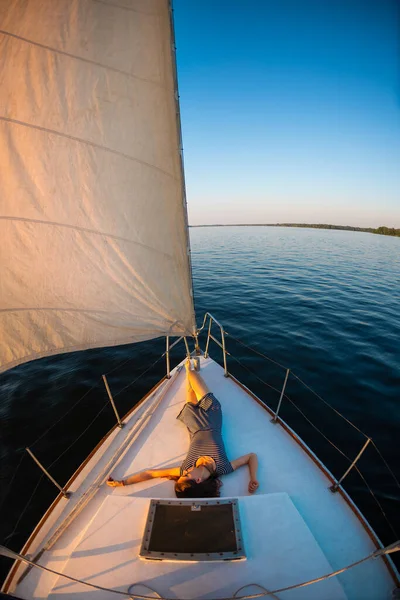 Cestovat Jachtě Dívka Lodi Uvolní Odpočinek Palubě Bílé Jachty — Stock fotografie
