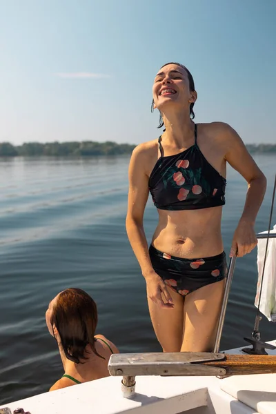 Lányok Egy Jachton Pihennek Két Mosolygó Szórakozik Egy Jachton Nyári — Stock Fotó