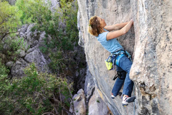 Bir Kadın Kayaya Tırmanır Güçlü Bir Kız Gücü Dayanıklılığı Ekstrem — Stok fotoğraf