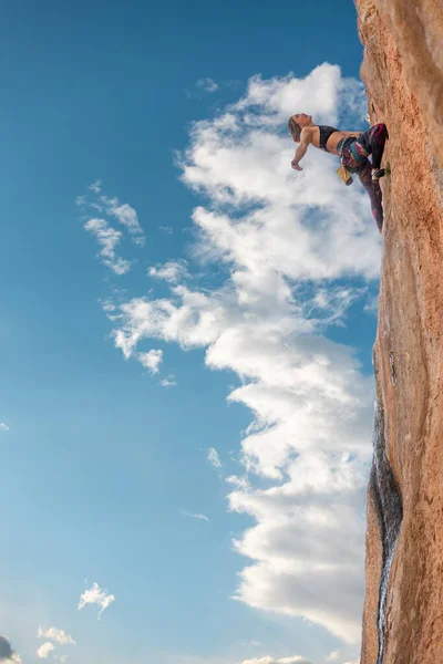 Woman Climbs Rock Blue Sky Strong Girl Trains Strength Endurance — Stock Photo, Image