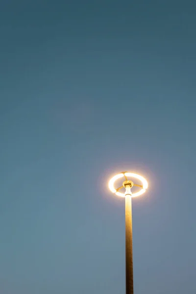 Verlichting Van Nachtstad Lantaarn Tegen Achtergrond Van Nachtelijke Hemel — Stockfoto