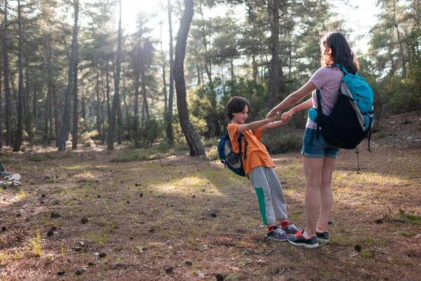 Mutter Mit Kind Spielt Park Eine Frau Verbringt Zeit Mit — Stockfoto