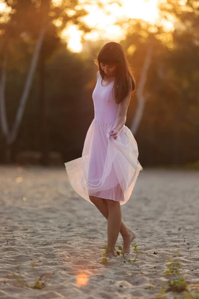 Hermosa Joven Mujer Moda Vestido Elegante Caminando Playa Atardecer — Foto de Stock