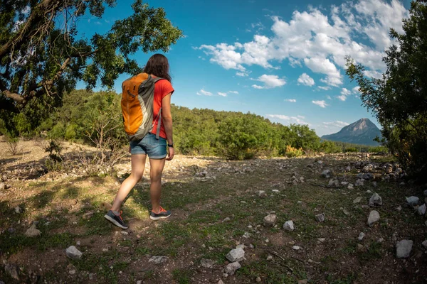 Uma Menina Com Uma Mochila Caminha Longo Uma Estrada Montanha — Fotografia de Stock