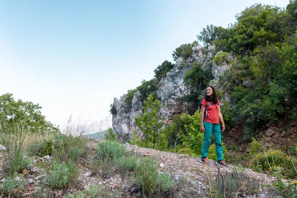 Μια Νεαρή Γυναίκα Σακίδιο Σκαρφάλωσε Στην Κορυφή Του Βουνού Και — Φωτογραφία Αρχείου