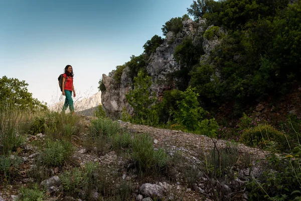 Young Woman Backpack Climbed Top Mountain Looks Valley Hiking Mountains — Stock Fotó