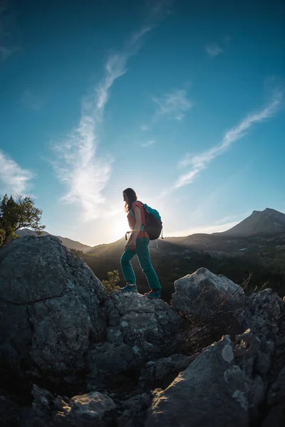 Woman Backpack Climbed Top Looks Distance Hiking Mountains Success Achieving — Stockfoto