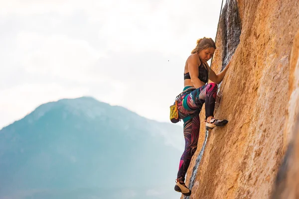 Kız Kayaya Tırmanıyor Türkiye Kaya Tırmanışı Yapıyor Sporcu Kız Kaya — Stok fotoğraf
