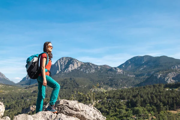 Young Woman Backpack Climbed Top Mountain Looks Valley Hiking Mountains — Stockfoto