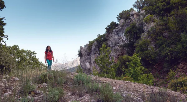 Young Woman Backpack Climbed Top Mountain Looks Valley Hiking Mountains — Φωτογραφία Αρχείου